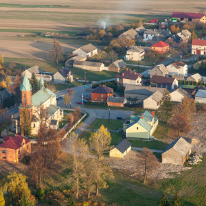Zadroze, panorama wsi. EU, Pl, Malopolska. Lotnicze.